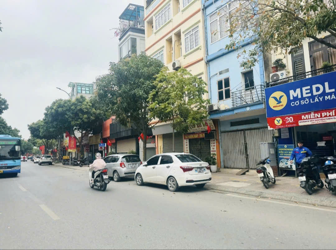 CHÍNH CHỦ CẦN BÁN GÂP ĐẤT MẶT PHỐ THẠCH BÀN 38M2 MẶT TIỀN 3.5M  VI TRÍ CỰC HIẾM . MỘT LÔ DUY NHẤT CÒN SÓT LẠI KHÔNG TIM THẤY LÔ THƯ 2 Ạ 