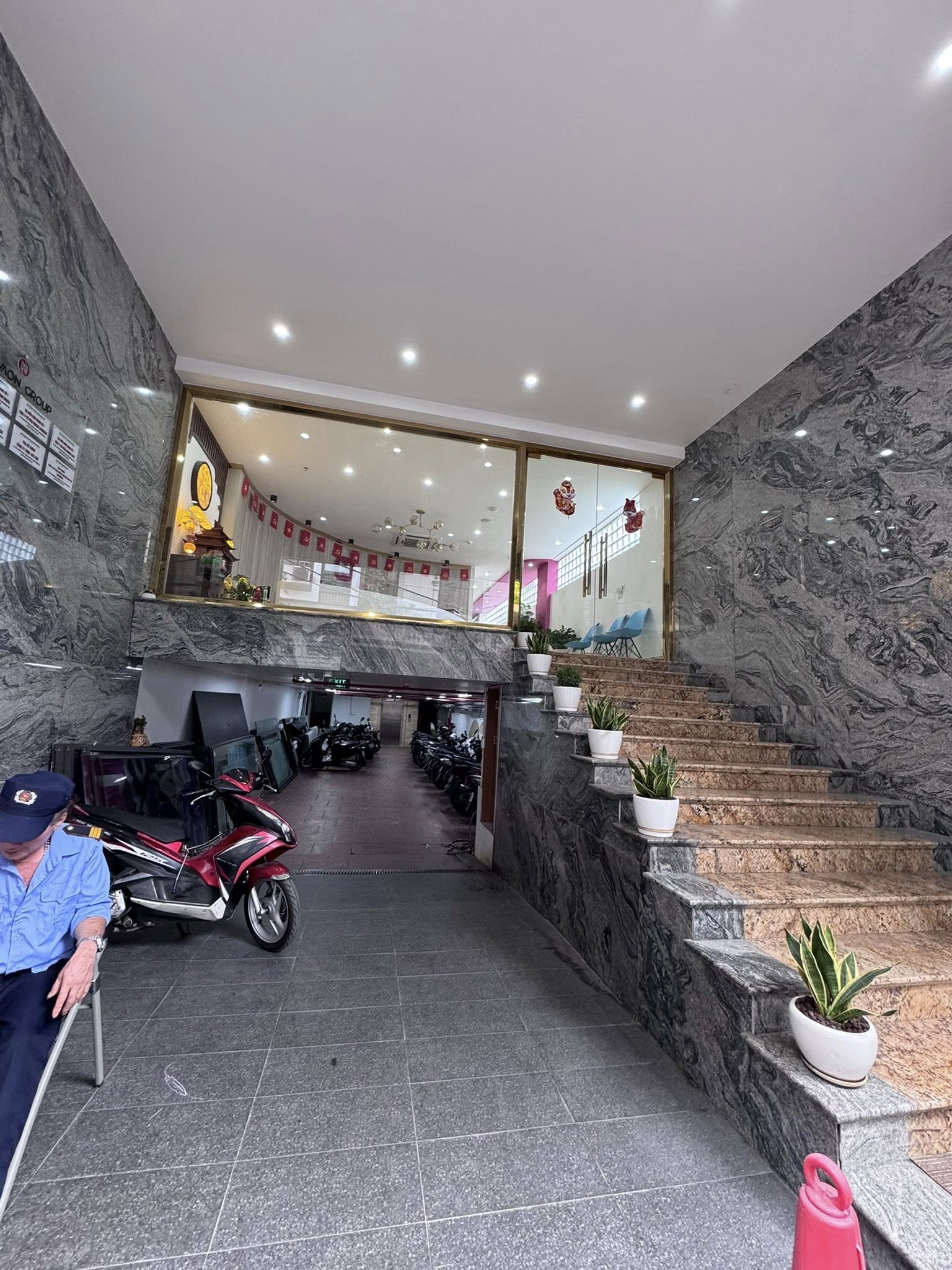  Bán tòa văn phòng phố Tân Mai, 180m2, 8 tầng thang máy, mặt tiền 6.5m, 69.8 tỉ, thuê 200tr/tháng 