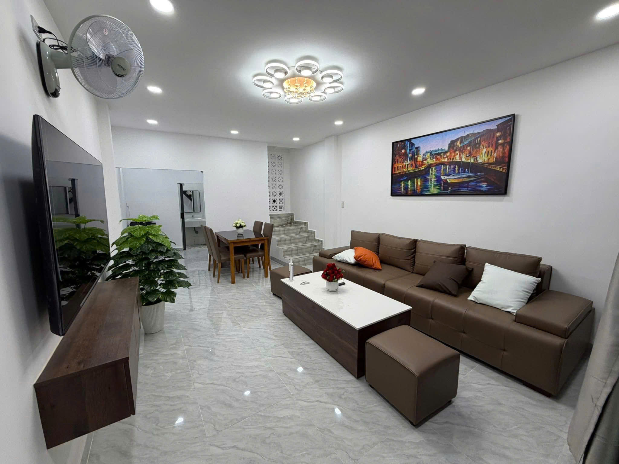  Siêu phẩm đẹp nhà 1 trệt 1 lầu 1 lửng. hẻm Hải Đức - Nha Trang hẻm 3m (oto nhỏ vào được)
- Diện tích: 38m2 (Ngang 4m) Giá bán: 3tỷ250tr (thương lượng) - 
Lh : 0905.724.084 Ngọc Bích Land 