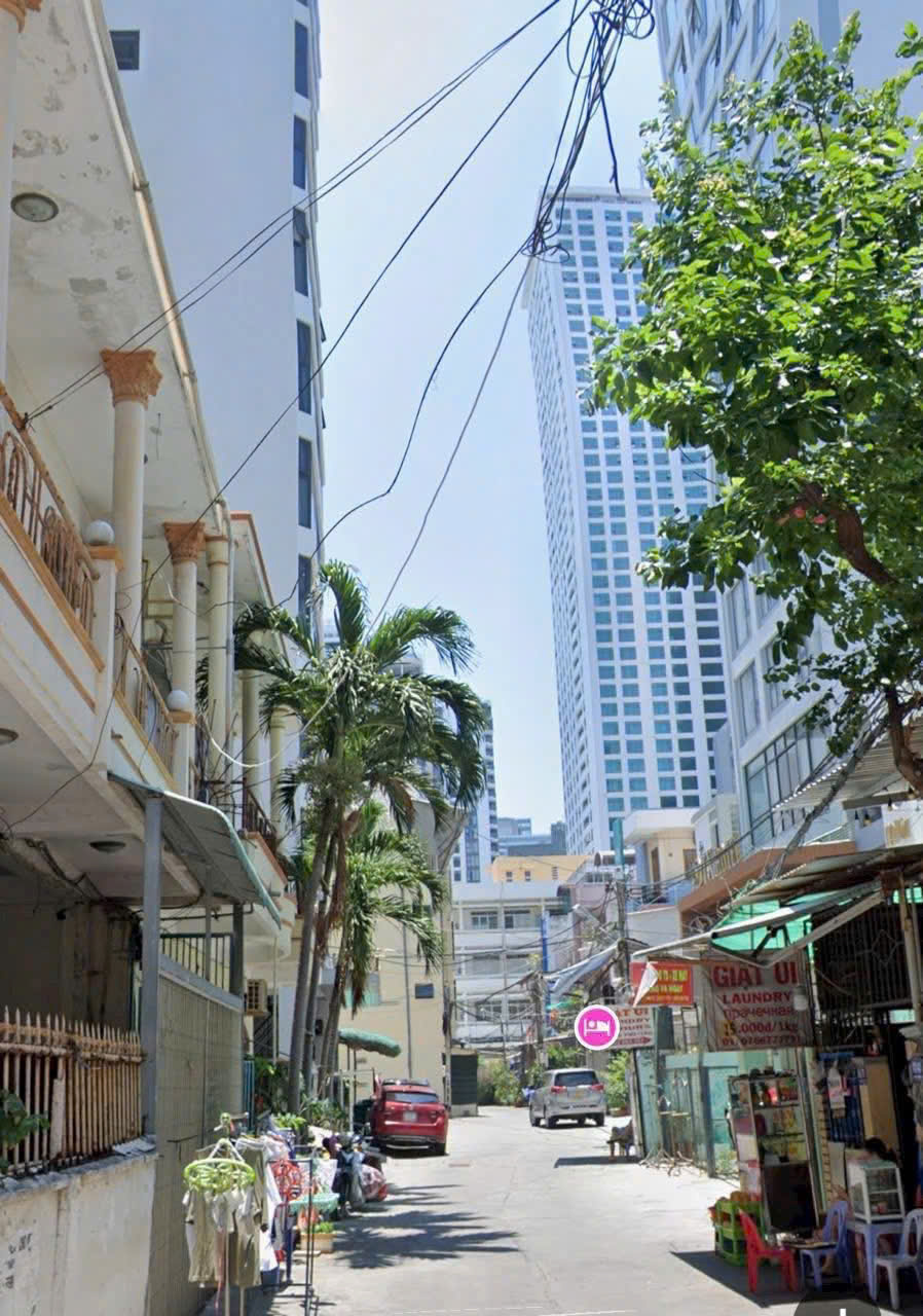  Bán đất khu phố tây quân trấn đường Hùng Vương - Nha Trang , cách biển 300m
Dt : 226m2 ngang 7,3m -  
Giá bán : 33 tỷ 
Lh : 0905.724.084 Ngọc Bích Land 