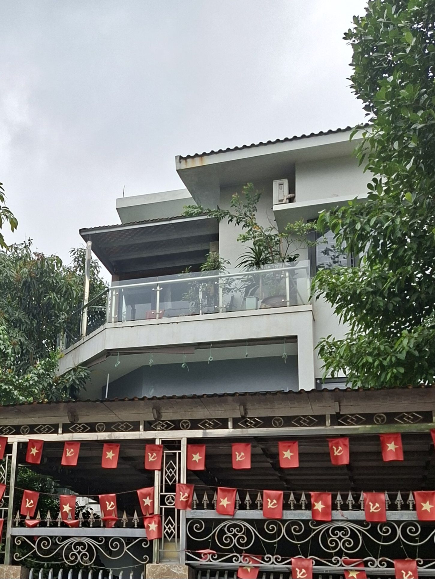  SIÊU HIẾM-VILA LÔ GÓC VIP KĐT XUÂN PHƯƠNG – HƠN 200M² 
???? Foresa Tesco, Xuân Phương Từ Liêm
✨ 3.5 tầng – FULL nội thất sang xịn
✨ Lô góc cực thoáng – ở đẳng cấp – làm văn phòng, kinh doanh quá đẹp
???? Đường rộng ô tô tránh
???? Giá nhỉnh 50 tỏi
? 