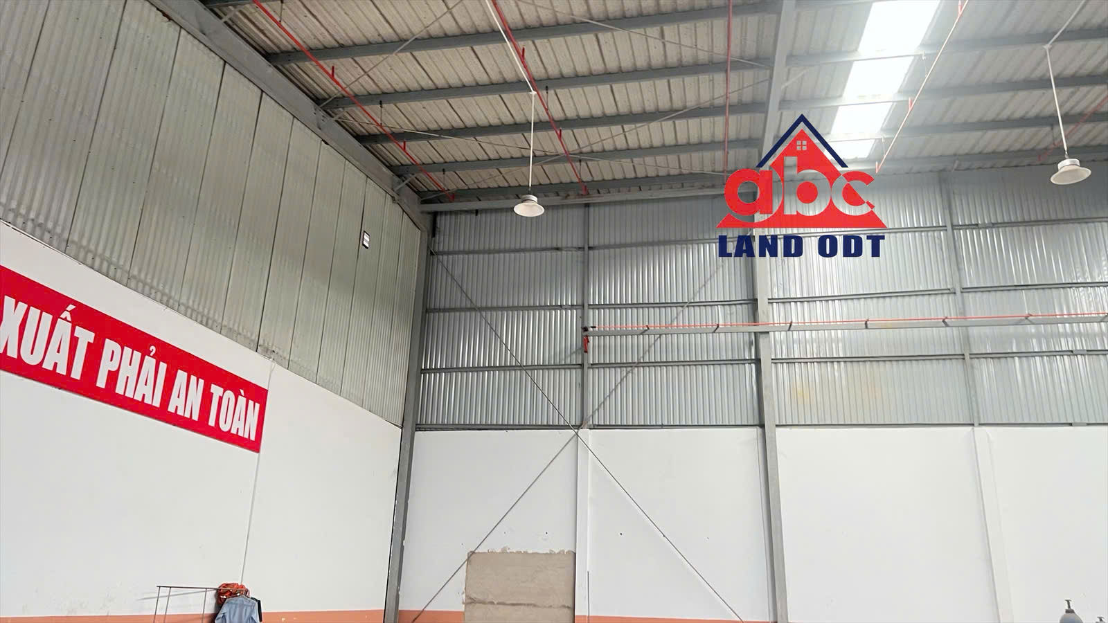  XT112 cho thuê nhà xưởng, khung thép kiên cố, sẵn sàng cho thuê ổn định lâu dài. 
