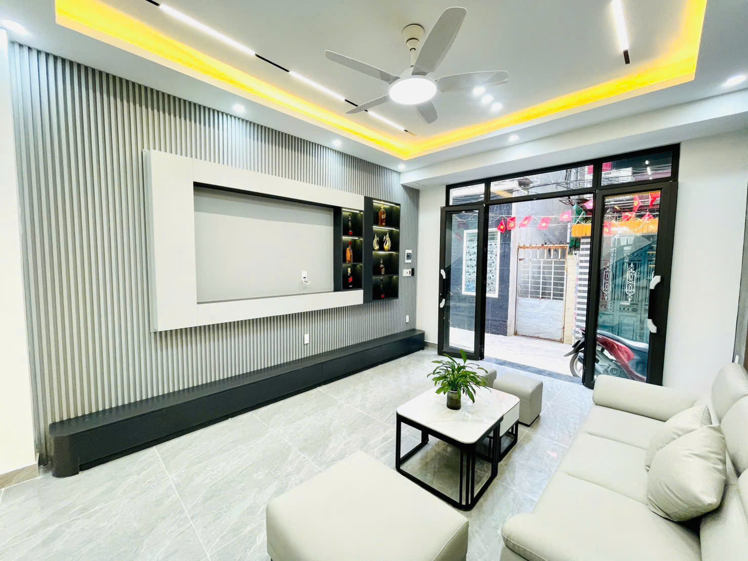  siêu phẩm 4 tầng mặt ngõ Lê Lai 