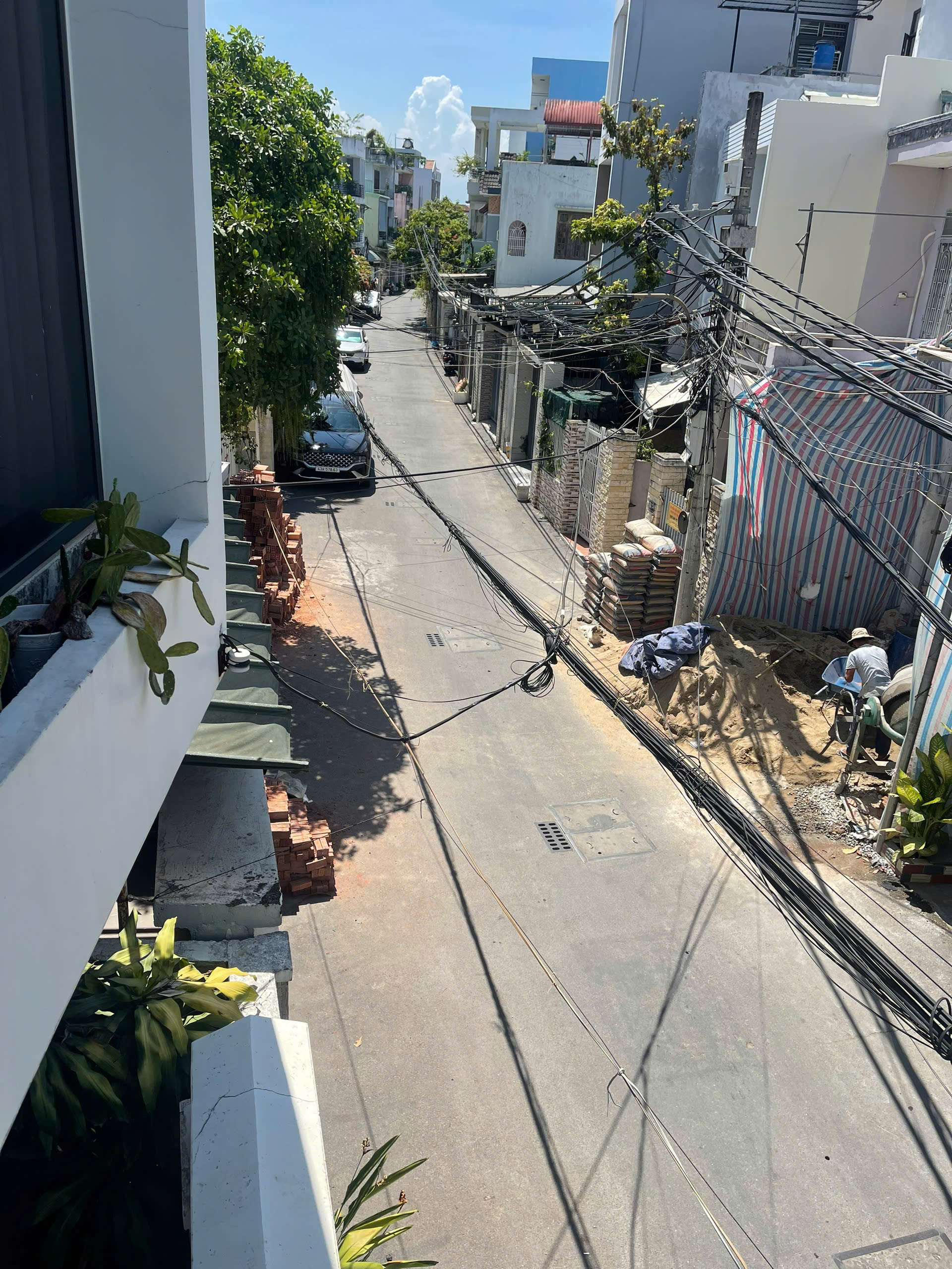   gia đình đang ở bán nhà riêng để chuyển nơi công tác. Nhà 3 tầng mới full nội thất xịn 