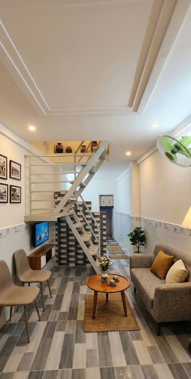  Nhà Hiếm - Quận 5 - 3PN, 4 WC - Hơn 2 tỷ - Cách chợ Hòa Bình 100m 