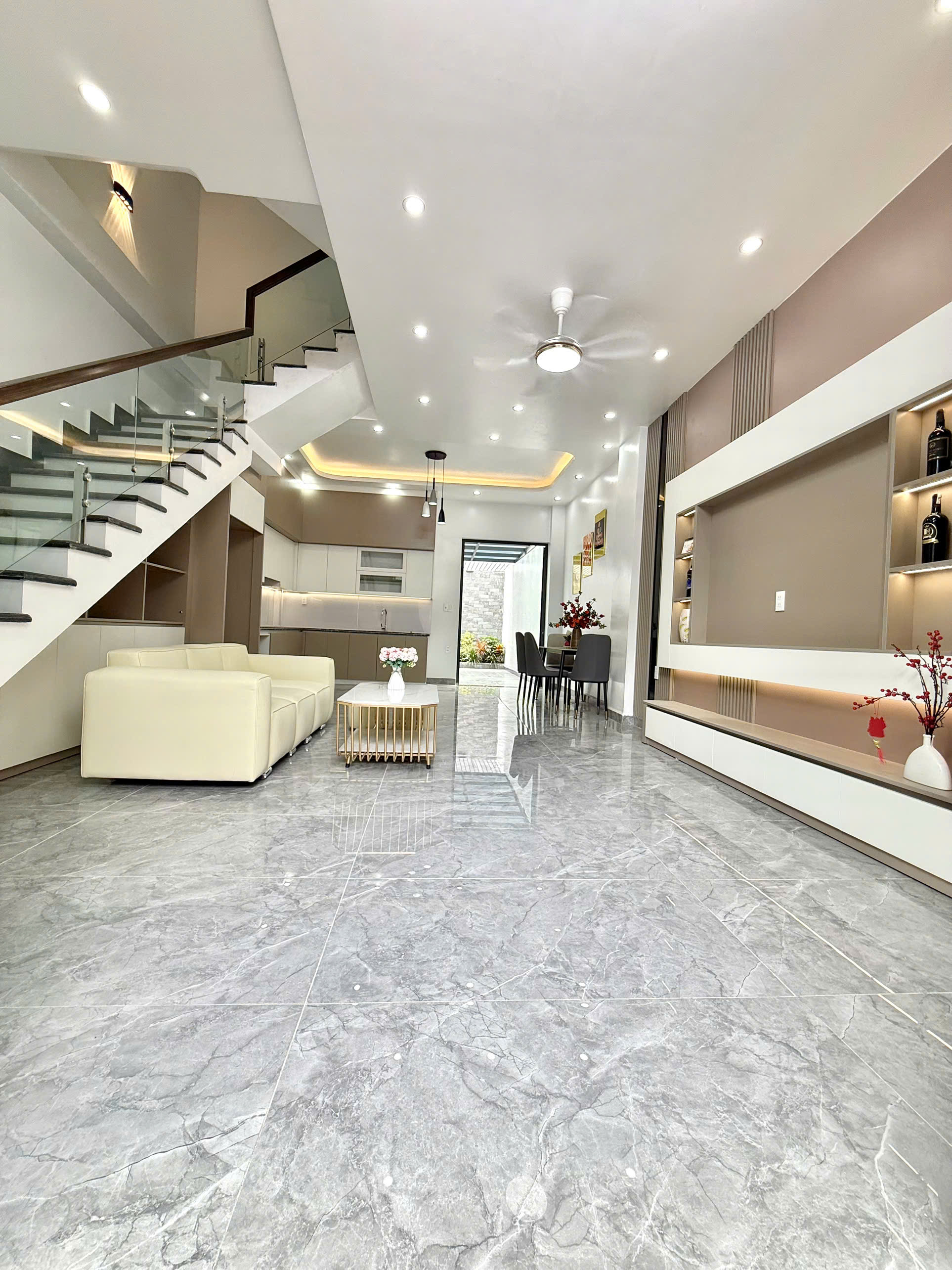  Nhà độc lập ô tô đỗ cách nhà 10m sân vườn sau siêu rộng siêu thoáng tại Thiên Lôi Aeon Mall 