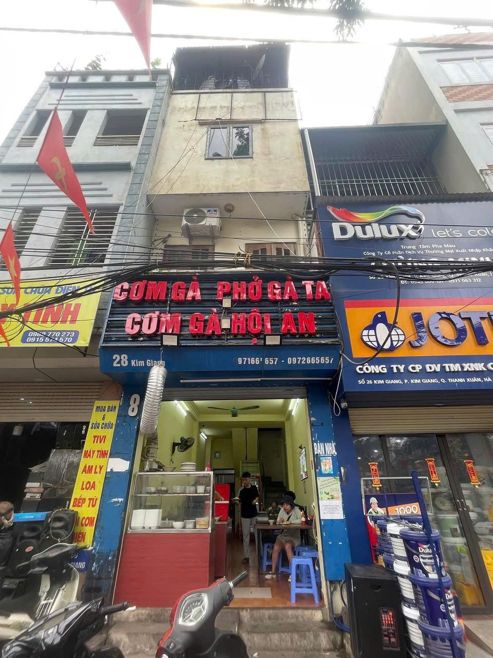  Gia đình em có nhu cầu sang nhượng lại cửa hàng đang kinh doanh cơm gà- phở gà . 