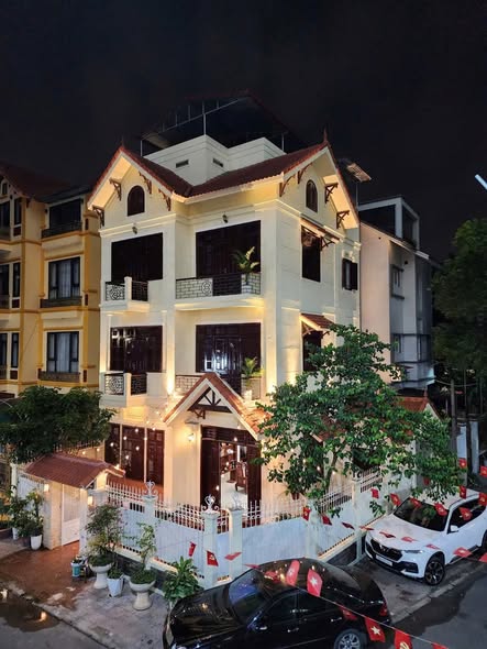  Chủ giảm 10 tỷ, Biệt thự Mỹ Đình 200m2 giá chỉ 38 tỷ- đường trước nhà 25m2- SIÊU ĐẸP 