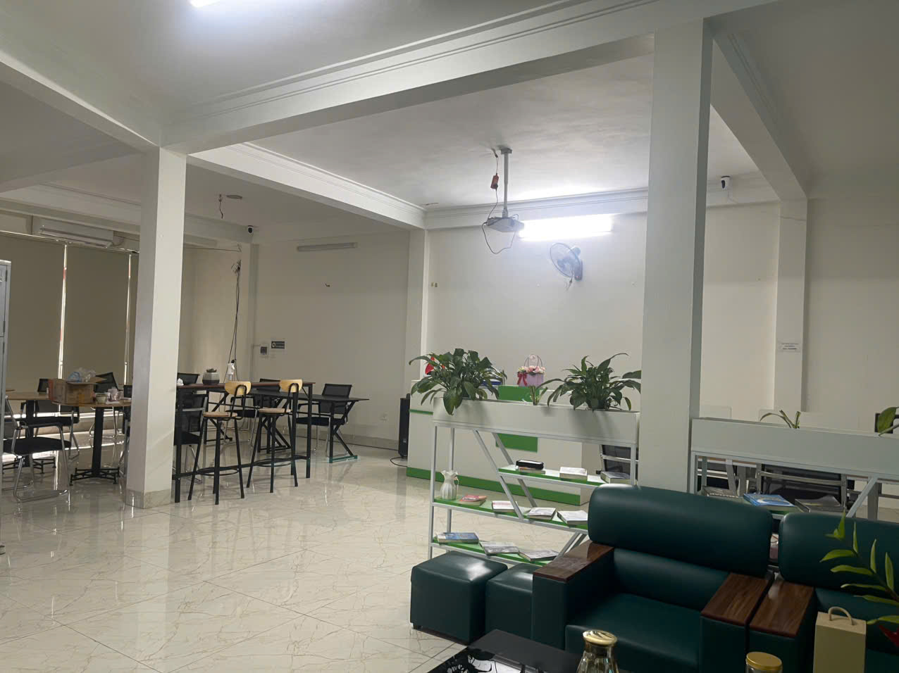  Cho thuê văn phòng 120m²- FULL nội thất ,ngăn chia phòng riêng Số 428 Hồ Tùng Mậu 
