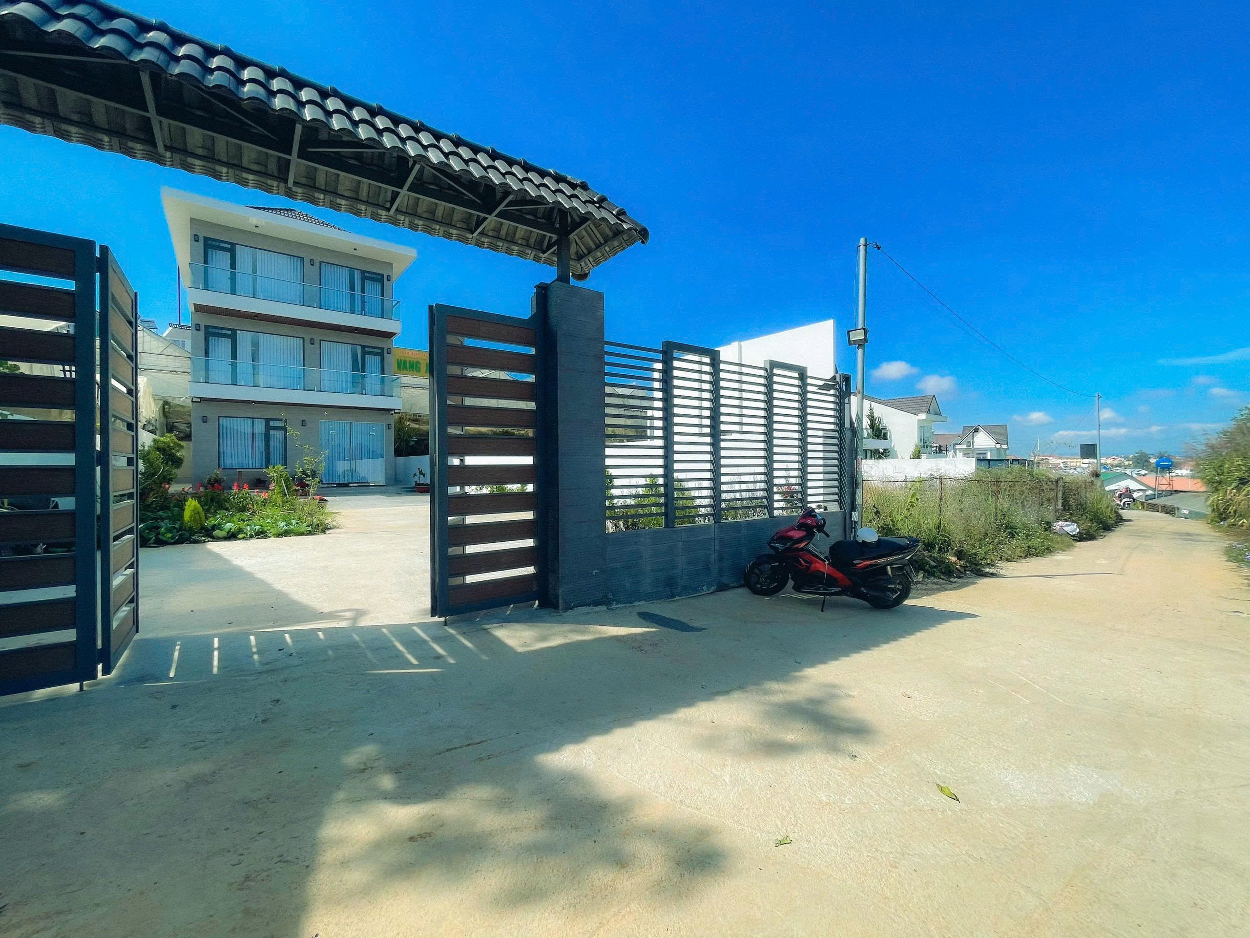  CHO THUÊ VILLA CAO CẤP SÂN VƯỜN NAM HỒ  ĐÀ LẠT GIÁ 30 TRIỆU 